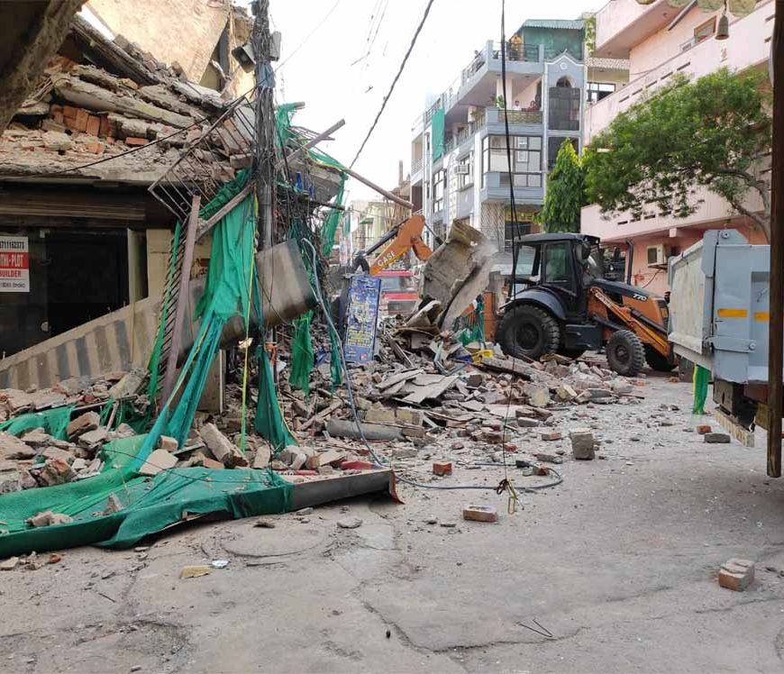 रोहिणी सेक्टर 7 में एक इमारत अचानक गिर गई, दो घायल और एक महिला के फंसे होने की आशंका