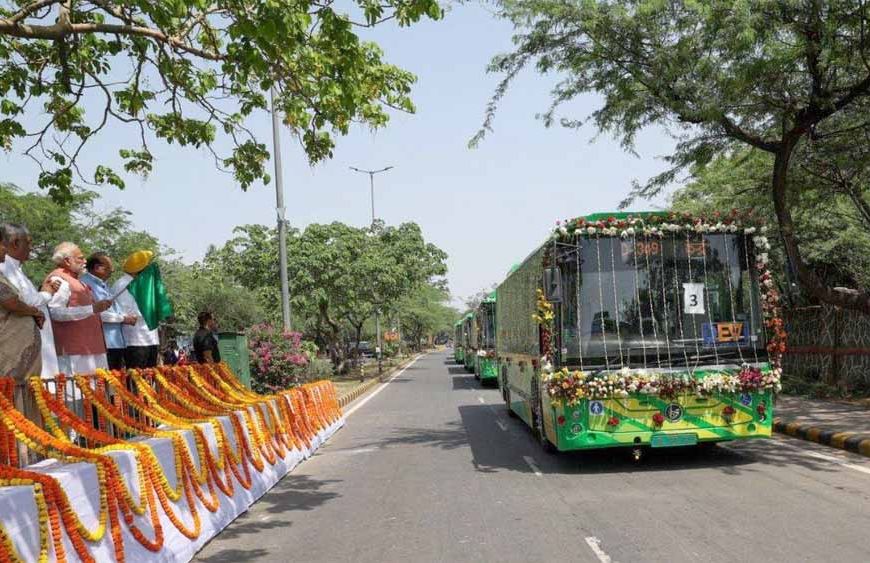 पीएम मोदी ने दिल्लीवालों को दिया 200 नई इलेक्ट्रिक बसों का तोहफा, दिखाई हरी झंडी