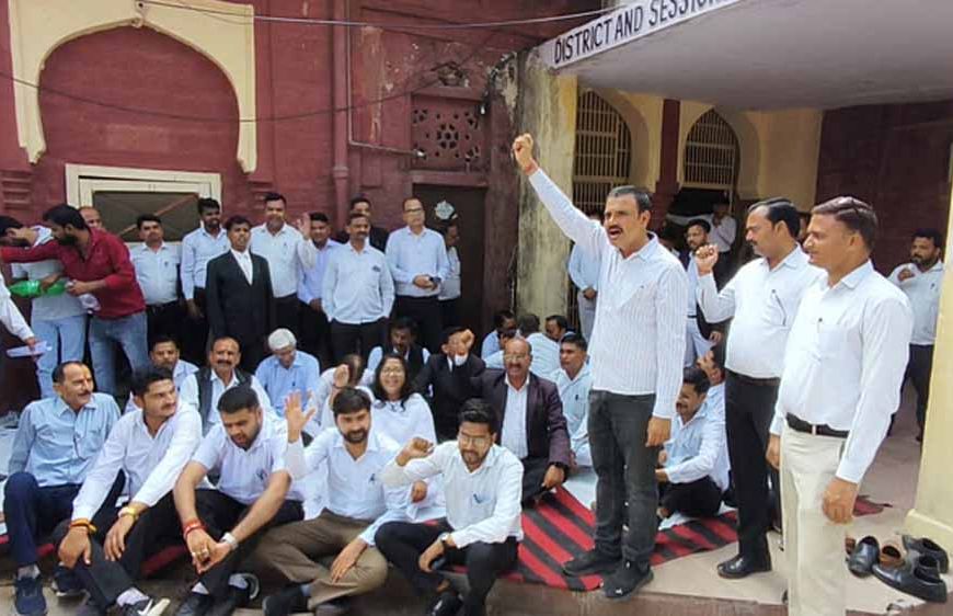 चैंबर्स की मांग को लेकर अधिवक्ताओं ने डीजे कोर्ट के बाहर दिया धरना