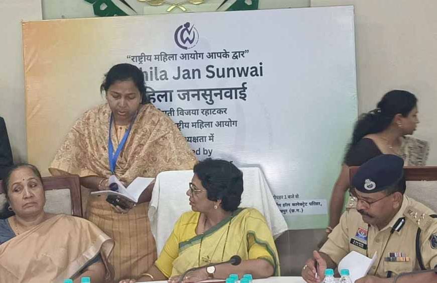कलेक्टर रेडक्रॉस भवन में राष्ट्रीय महिला आयोग की अध्यक्ष रहाटकर ने की प्रेसवार्ता