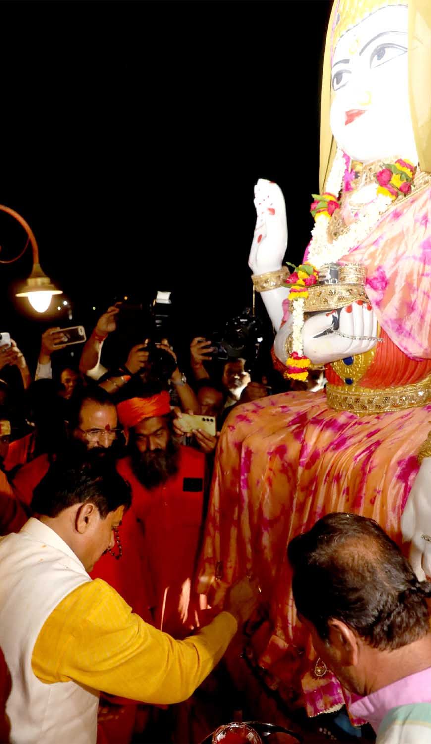 मुख्यमंत्री डॉ. यादव ने गंगा दशहरा पर्व पर पंच दशनाम जूना अखाड़ा स्थित नीलगंगा सरोवर पर किया पूजन