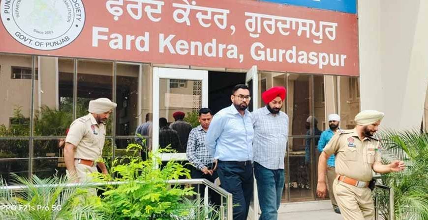 सरकारी दफ्तर में DC की अचानक Raid से हड़कंप, लोगों से सुविधा केंद्र में दी जा रही सेवाओं के बारे में लिया फीडबैक