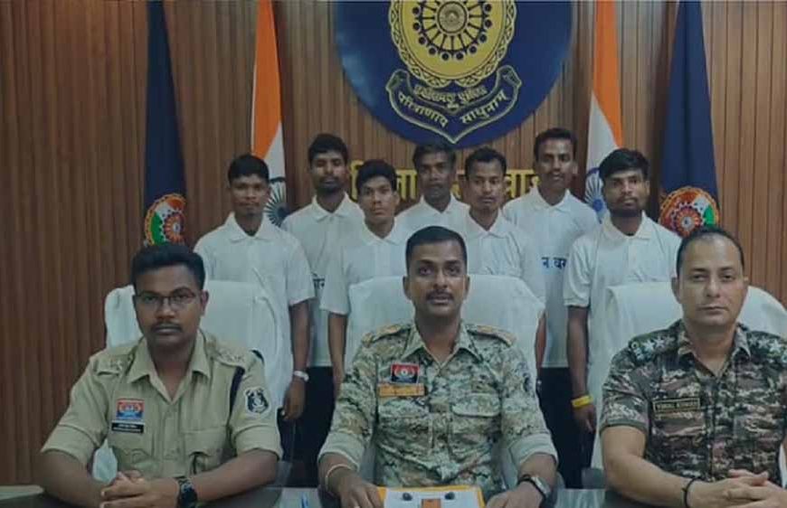 माओवादियों को 'मौत का खौफ', दो इनामी समेत सात नक्सलियों ने किया सरेंडर