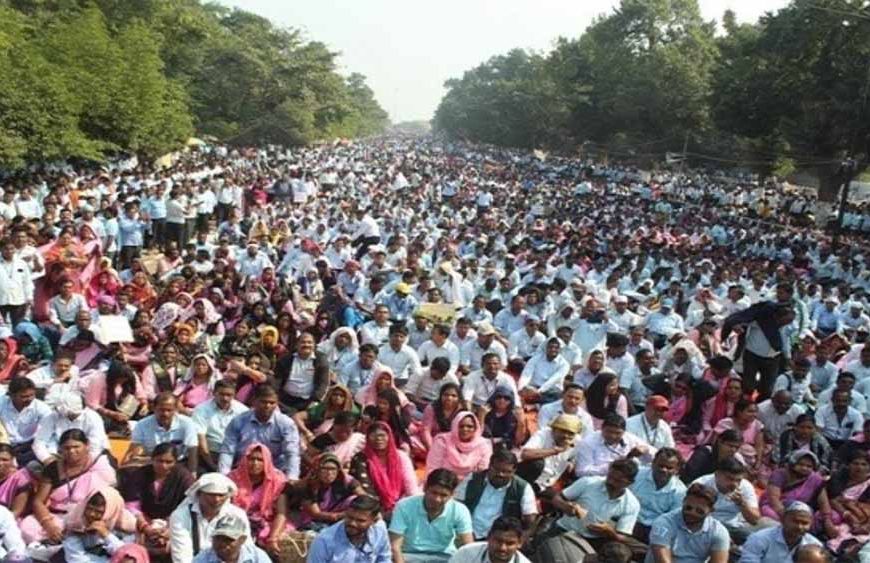 दो सूत्री मांगों को लेकर हजारों जूनियर शिक्षकों ने किया प्रदर्शन