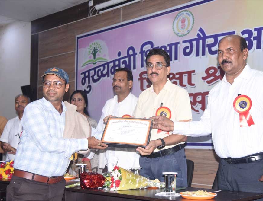 स्कूलों में ज्वाइन करने लगे युक्तियुक्त शिक्षक, ग्रामीणों व बच्चों में खुशी का माहौल