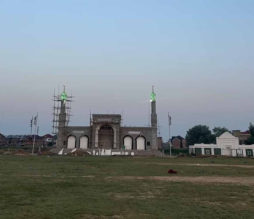 जम्मू कश्मीर में अधिकारियों ने पुराने शहर की ऐतिहासिक जामिया मस्जिद में ईद की नमाज अदा करने की अनुमति नहीं दी