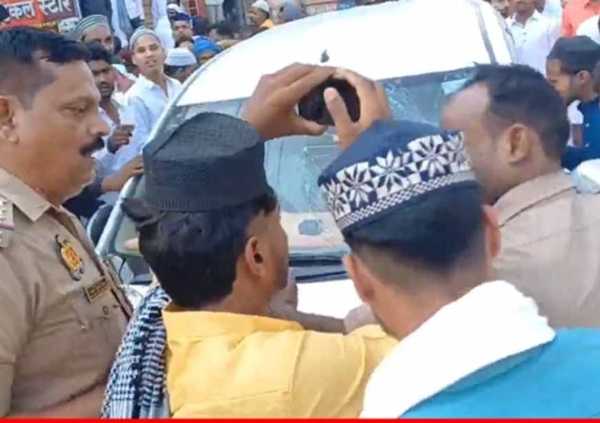 यूपी के चंदौली शहर में बकरीद पर माहौल खराब करने की कोशिश, नमाजी की कार का शीशा तोड़ने पर हंगामा