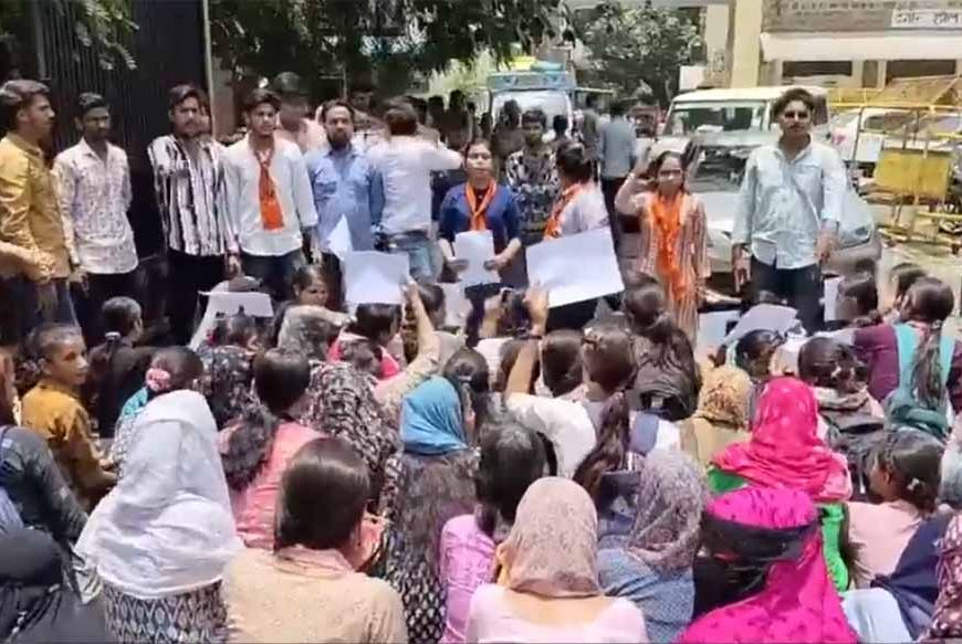 कोटा में स्कूटी नहीं मिली तो सड़कों पर उतरी छात्राएं