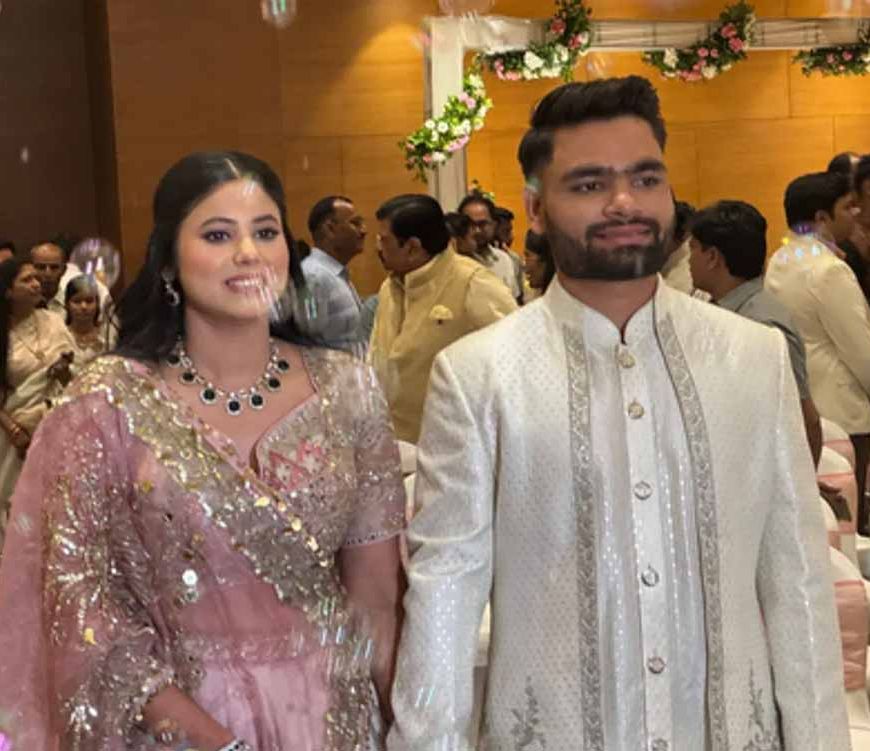 रिंकू सिंह और प्रिया सरोज की हुई सगाई, पिंक लहंगे में प्रिया तो सिल्वर शेरवानी में नजर आए रिंकू सिंह