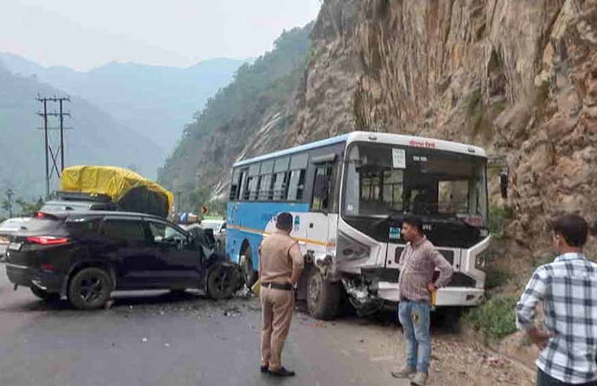 ऋषिकेश में रोडवेज बस और यात्रियों की कार की हुई भिड़ंत, कई लोग घायल