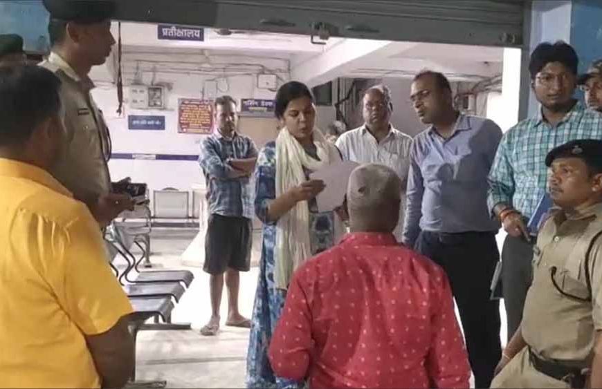हाजीपुर के सदर अस्पताल का वैशाली डीएम वर्षा सिंह ने अचानक किया निरीक्षण, सेवाओं में सुधार के दिए निर्देश