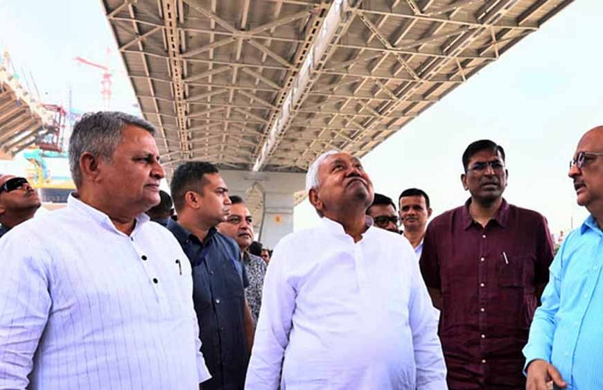 मुख्यमंत्री नीतीश कुमार ने हाजीपुर और पटना को जोड़ने वाले निर्माणाधीन फोरलेन पुल का किया निरीक्षण