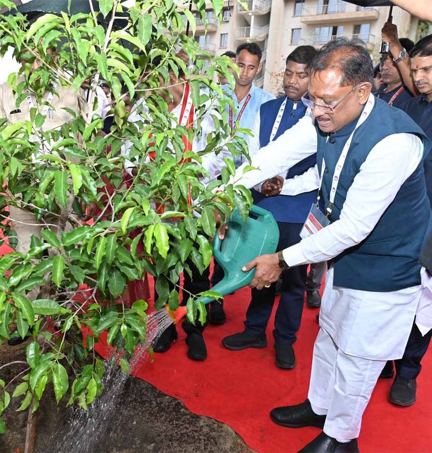 मुख्यमंत्री ने आईआईएम रायपुर परिसर में किया सुशासन वाटिका का शुभारंभ
