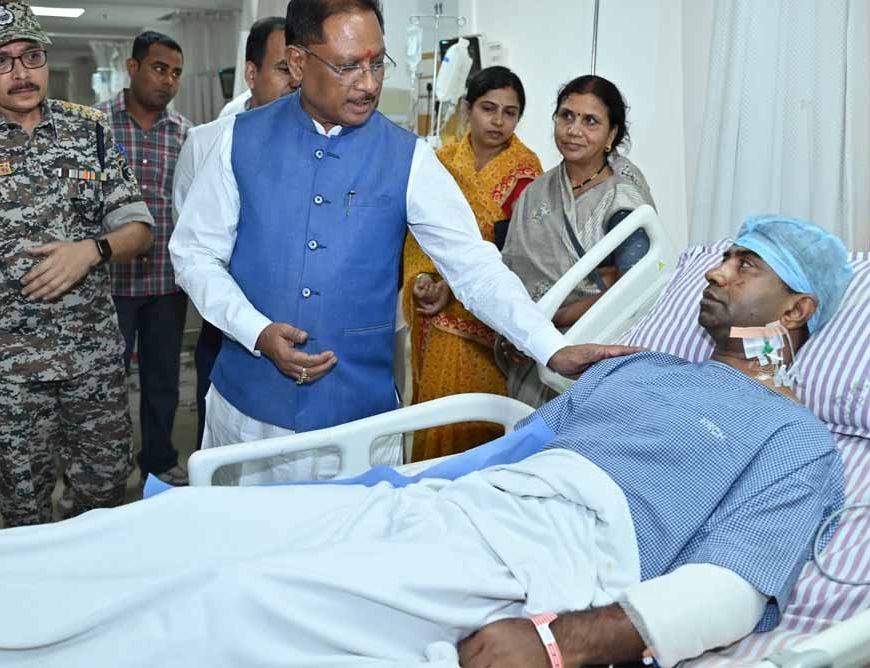 सीएम विष्णु देव साय नक्सली हमले में घायल हुए जवानों का हालचाल जानने अस्पताल पहुँचकर उनसे मुलाकात की