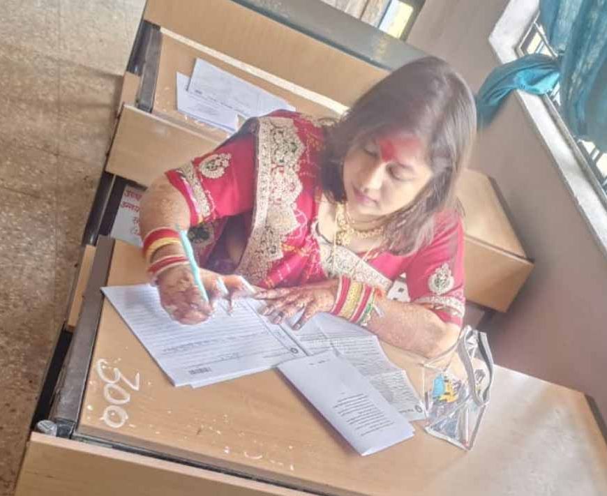 अगर मन में पढ़ने की लगन हो, तो... सौंसर में सात फेरे लेने के बाद पति संग परीक्षा केंद्र पहुंची दुल्हन