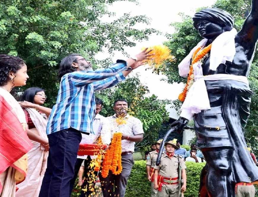 सीएम सोरेन ने बिरसा मुंडा की पुण्यतिथि पर उन्हें नमन कर दी श्रद्धांजलि