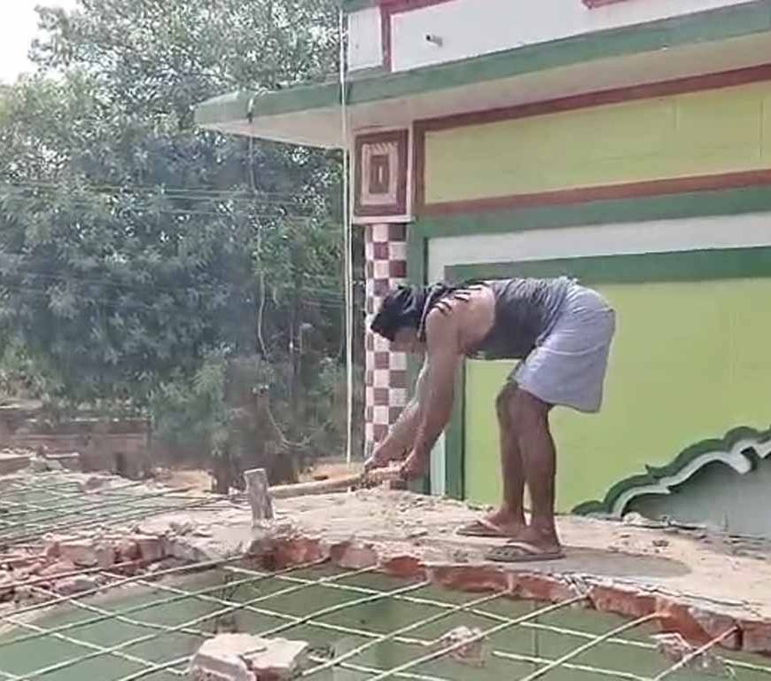 उत्तर प्रदेश में अवैध मस्जिद, और दरगाहों पर एक्शन जारी, सड़क पर बनी अवैध मस्जिद चला योगी का बुलडोजर