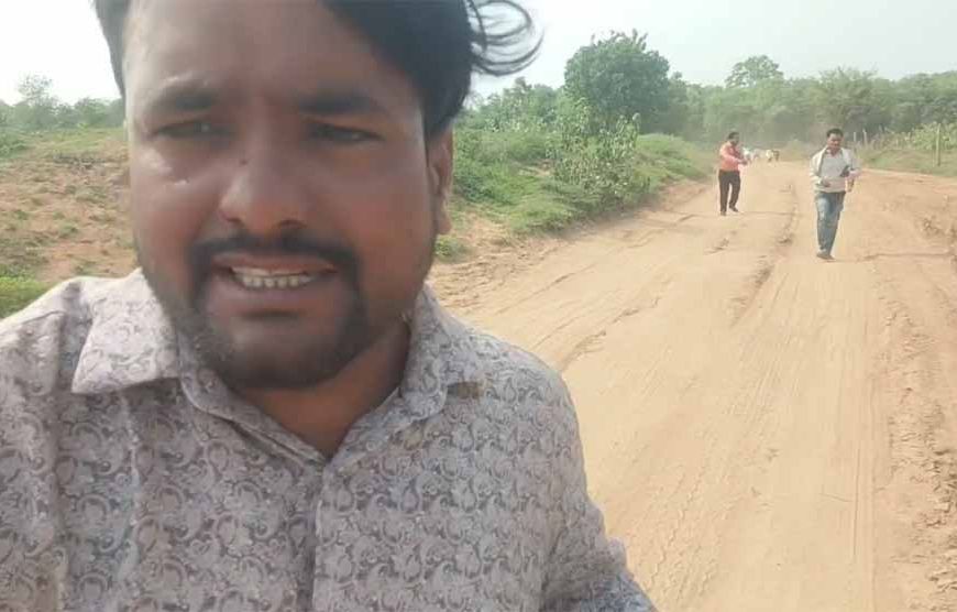 गरियाबंद में रेत माफिया के हौसले बुलंद: अवैध खनन की कवरेज करने गए रिपोर्टरों को दौड़ा-दौड़ाकर पीटा, कैमरा और ID छीने