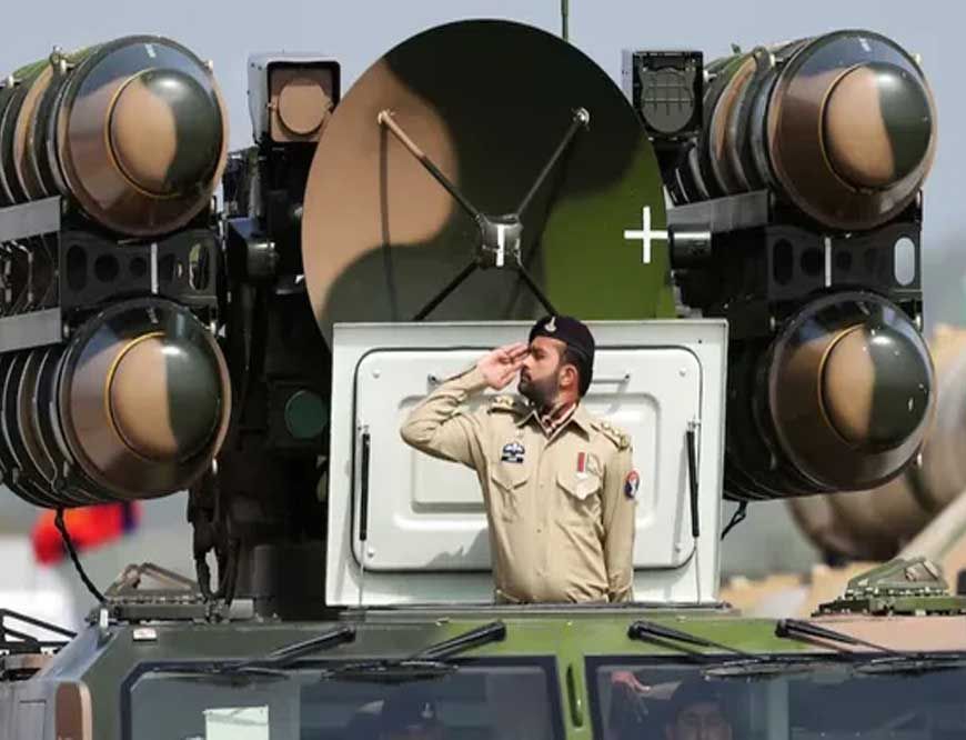 भारत के डर से रक्षा बजट 18% बढ़ाएगा पाक, आधी जनता गरीब, कर्ज लो, हथियार खरीदो
