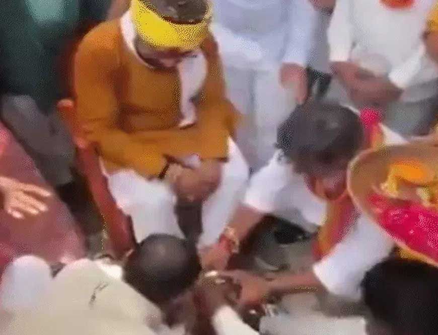 छिंदवाड़ा : भाजपा सांसद ने कार्यकर्ताओं से पैर धुलवाए