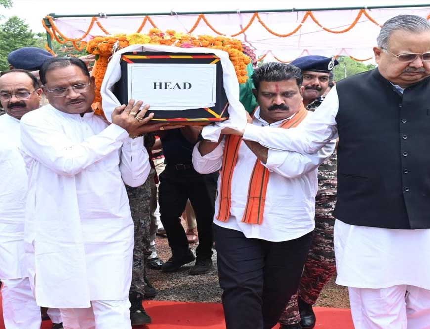 रायपुर : मुख्यमंत्री ने शहीद एएसपी श्री आकाश राव गिरपुंजे को दी श्रद्धांजलि: पार्थिव शरीर को कंधा देकर दी अंतिम विदाई
