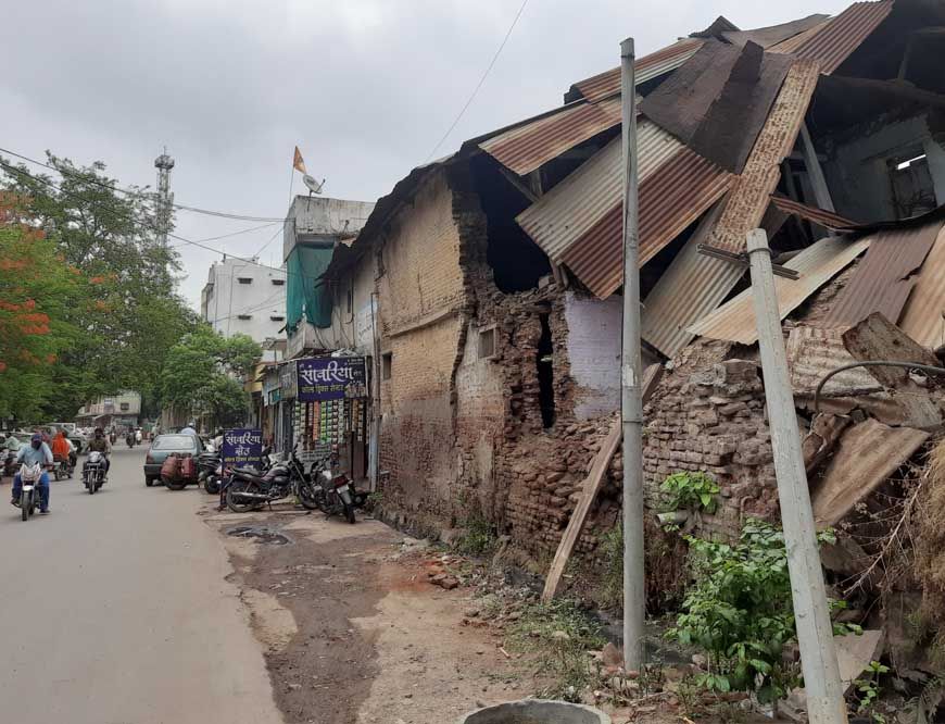 नगरीय क्षेत्र में जर्जर भवन मालिकों के विरूद्ध करें कार्रवाई, आयुक्त नगरीय प्रशासन ने दिये निर्देश