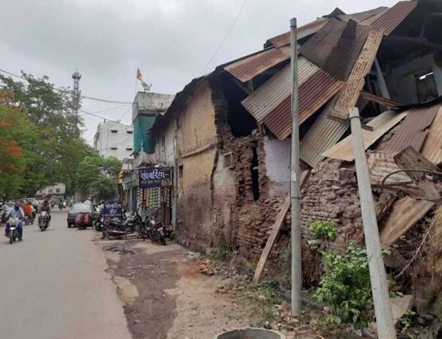 नगरीय क्षेत्र में जर्जर भवन मालिकों के विरूद्ध करें कार्रवाई, आयुक्त नगरीय प्रशासन ने दिये निर्देश
