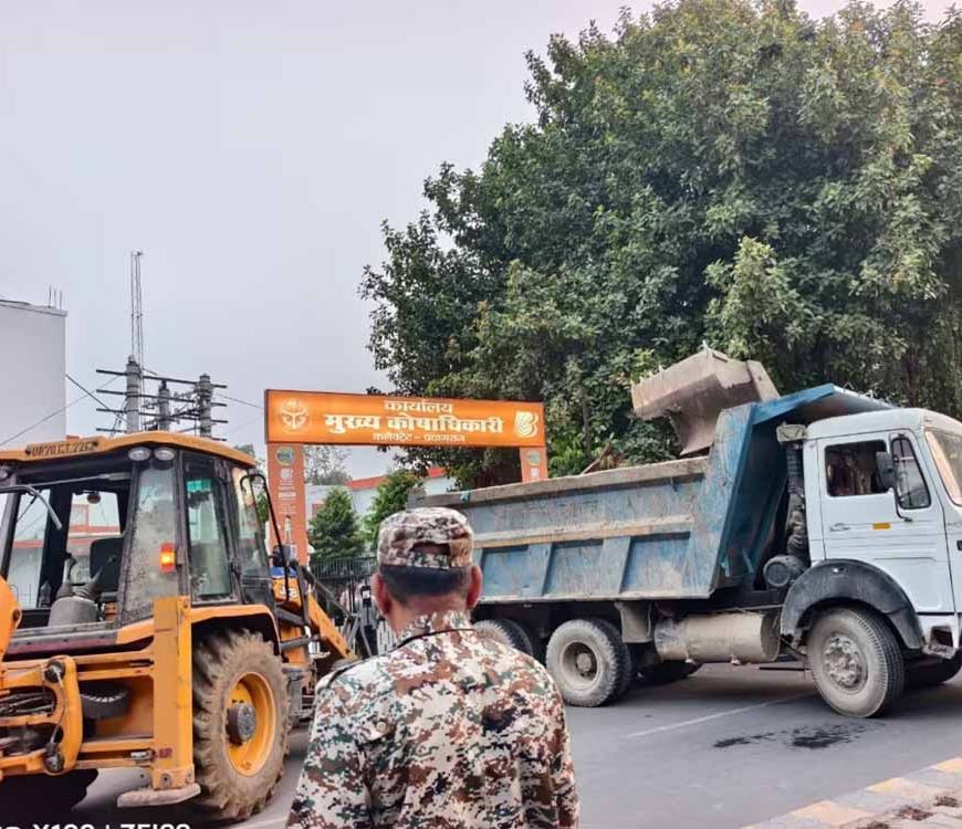 प्रयागराज में कचहरी परिसर के बाहर हुआ बुलडोजर ऐक्शन, चैंबर तोड़ने पर भड़के वकीलों ने किया चक्का जाम