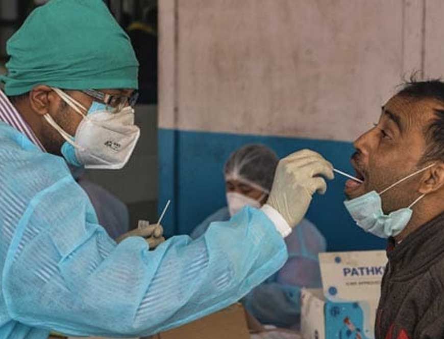 भारत में फिर तेजी से पैर पसार रहा कोरोना, एक्टिव केसों की संख्या 7000 के पास, अब तक 74 की मौत