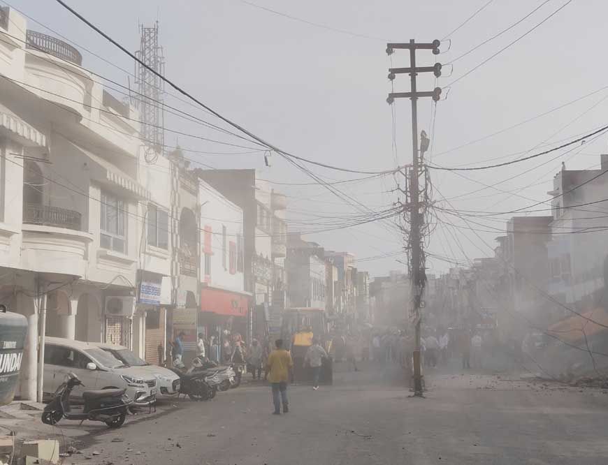 महाकाल मंदिर के पास अवैध निर्माण पर चला बुलडोज़र, बेगमबाग के सात मकानों को तोड़ा, स्टे हटते ही एक्शन