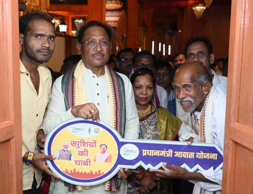 संतु चक्रेस को मिला सपनों का आशियाना, मुख्यमंत्री से पक्के मकान की चाबी पाकर भावुक हुए बुजुर्ग