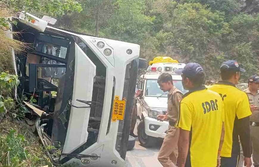 नई टिहरी-घनसाली मोटर मार्ग पर टिपरी से करीब 1.5 किमी आगे एक बस अनियंत्रित होकर पलटी, मचा हड़कंप