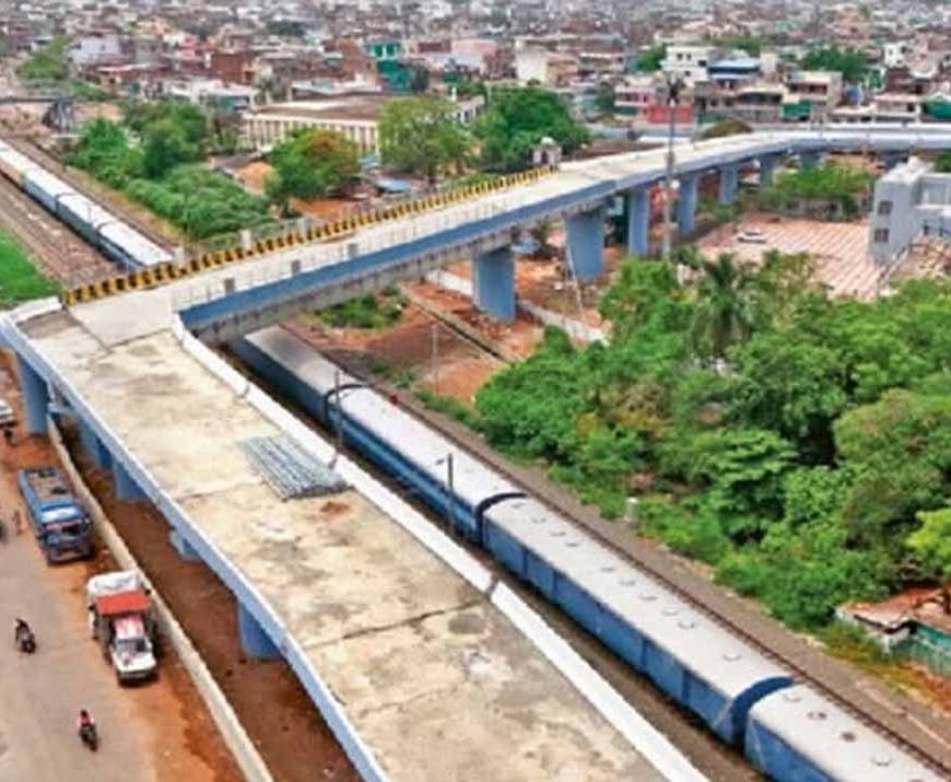 ओवरब्रिज पर 90 डिग्री का अंधा मोड़, भविष्य में ब्लैक स्पॉट होगा साबित