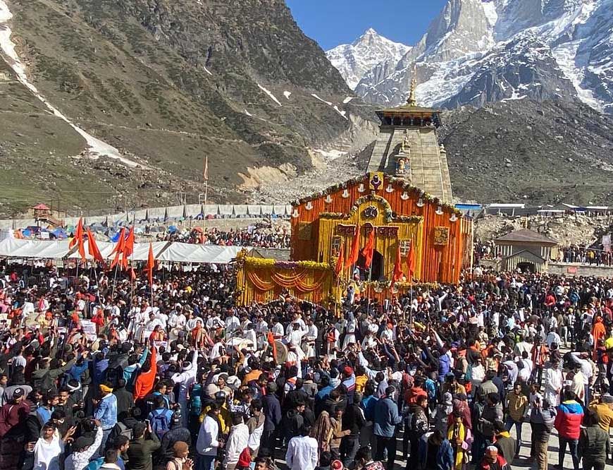 बाबा केदार के दर्शन करने वाले श्रद्धालुओं की संख्या 10 लाख पार, मंदिर की आरती में उमड़ रहे भक्त