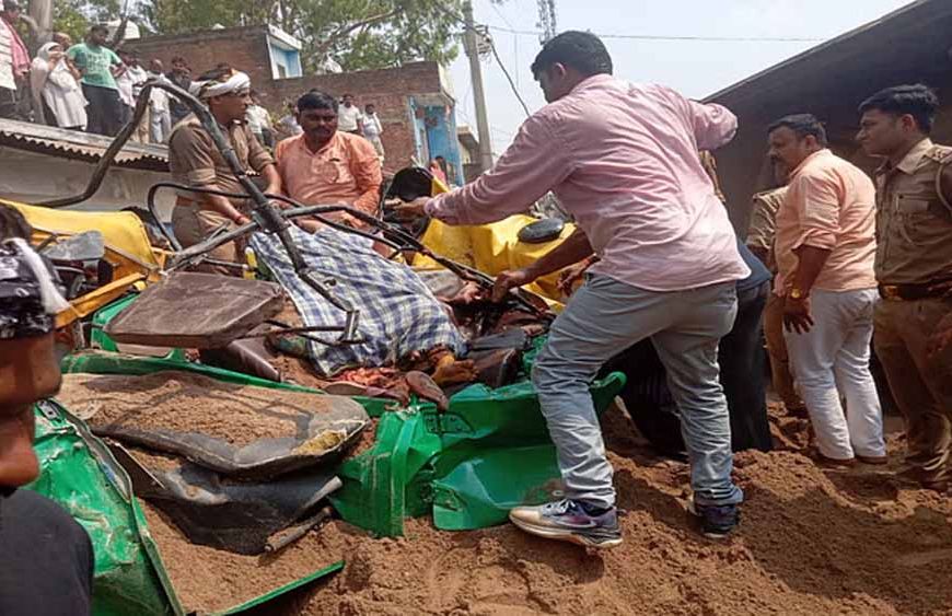 बालू उतारते समय एक डंपर असंतुलित होकर पास से गुजर रहे टेंपो पर पलट गया, तीन की मौत, तीन की हालत नाजुक