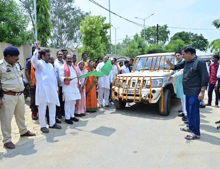 उप मुख्यमंत्री अरुण साव ने सोलर बैटरी वाहन को हरी झंडी दिखाकर किया रवाना