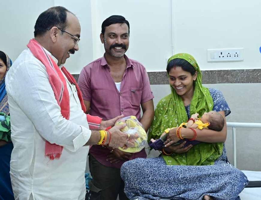 उप मुख्यमंत्री साव पहुंचे मातृ-शिशु अस्पताल, भर्ती महिलाओं तथा नवजातों के परिजनों से मिलकर सेहत की जानकारी ली