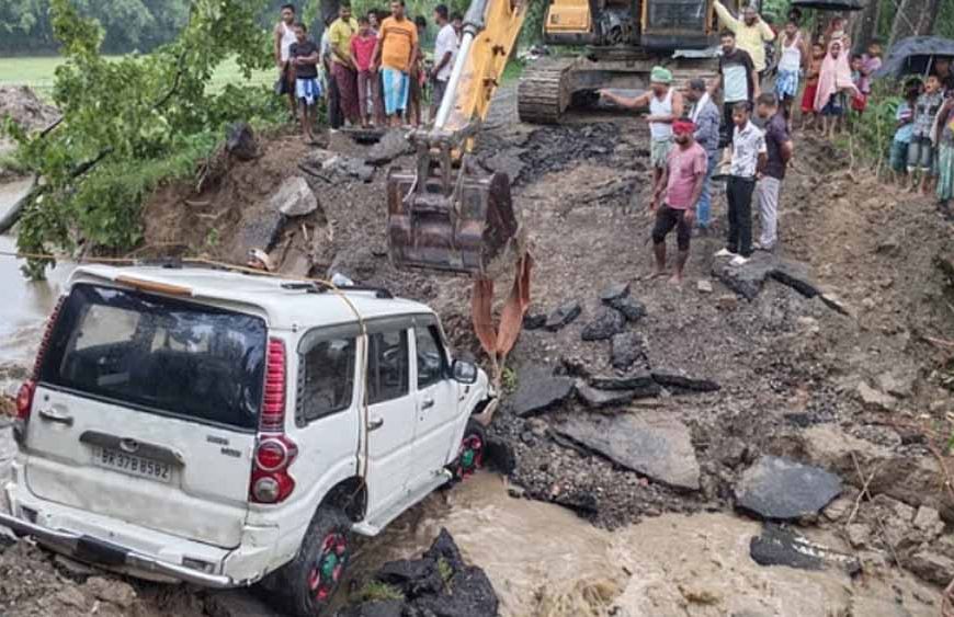 किशनगंज में सड़क टूटने के कारण खाई में गिरी स्कॉर्पियो