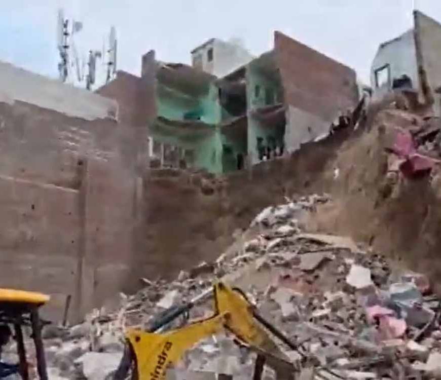 मथुरा में इमारत ढहने से बड़ा हादसा, खुदाई के दौरान टीले पर बने मकान ढहे, 12 मलबे में दबे