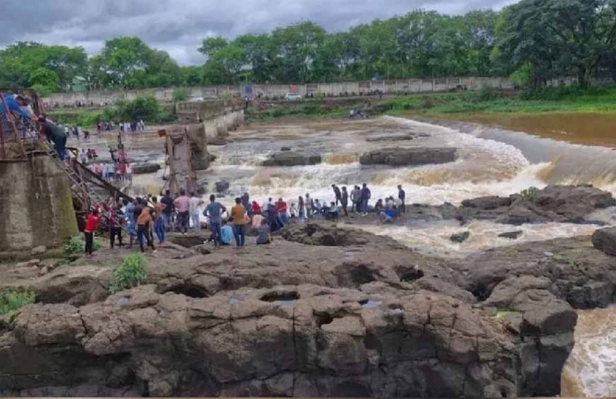 इंद्रायणी नदी पर हुए हादसे में 20 पर्यटक बहे, दो की मौत