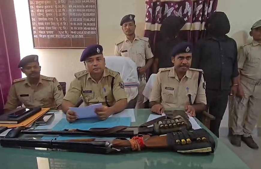 ज्वेलरी शॉप के दो गार्डों को फर्जी आर्म्स लाइसेंस के साथ किया गिरफ्तार