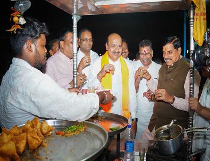 मुख्यमंत्री डॉ. यादव ने काफिला रोक कर शंकर चाट भंडार में पी चाय