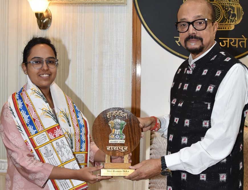 रायपुर : राज्यपाल श्री डेका ने आईएएस सुश्री पूर्वा अग्रवाल का किया सम्मान