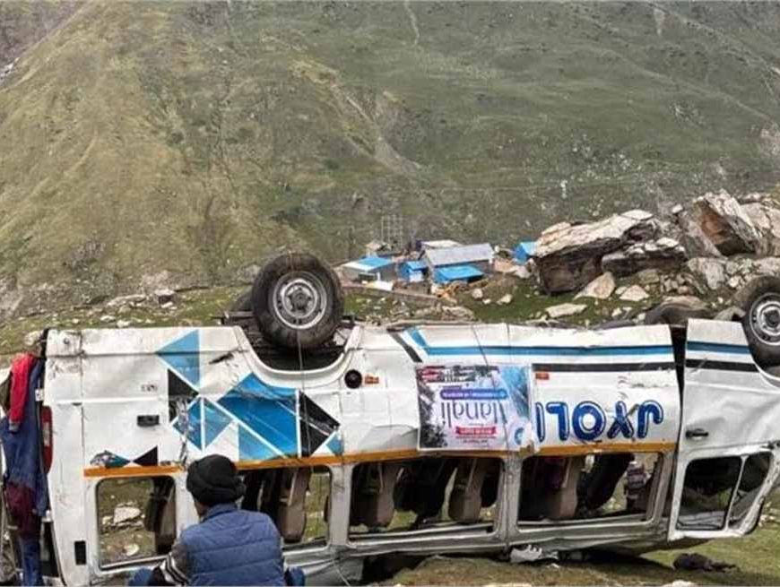कोकसर-रोहतांग सड़क पर टूरिस्टों से भरे टेम्पो ट्रैवलर 200 फीट नीचे गहरी खाई में गिर गया, 2 टूरिस्टों की मौत