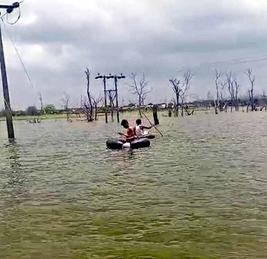 खरगोन जिले में नाव की मदद से बिजली कार्य का मेंटीनेस, ऊर्जा मंत्री तोमर ने कर्मचारियों के कार्य की प्रशंसा की