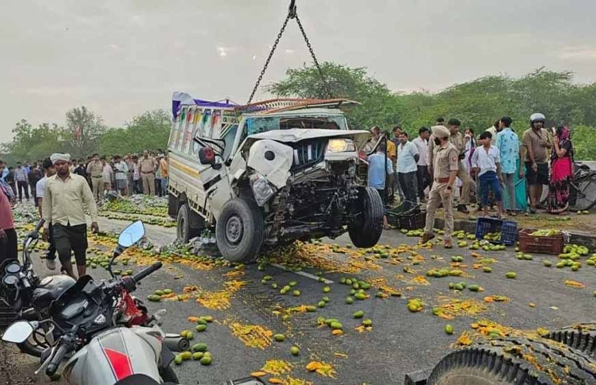 आगरा में राष्ट्रीय राजमार्ग-9 पर एक लोडर वाहन के फ्लाईओवर से नीचे गिरने से चार लोगों की मौत