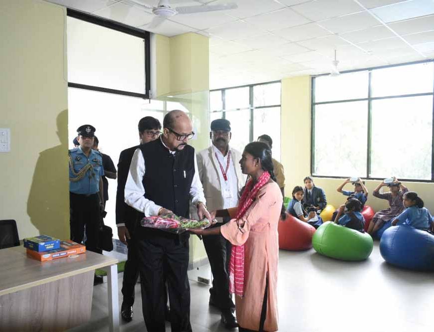 राज्यपाल रमेन डेका ने बीजापुर के सेन्ट्रल लाईब्रेरी का किया अवलोकन