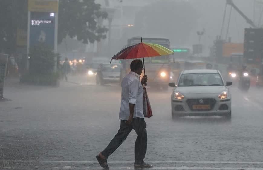 आज आधे भारत में भारी बारिश का अलर्ट, जानें दिल्ली-UP समेत देशभर के मौसम का हाल