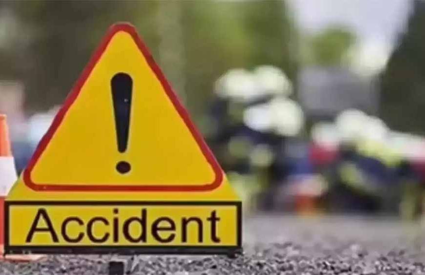 अनियंत्रित होकर सड़क किनारे पलटी यात्रियों से भरी बस, मची चीख-पुकार, बिहार में बड़ा हादसा