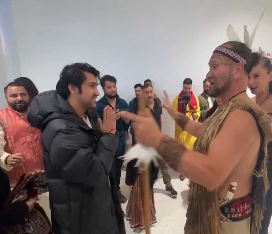 सात समुंदर पार न्यूजीलैंड में बाबा बागेश्वर के दीवाने हुए भक्त, शास्त्री का महिलाओं ने किया अनोखा स्वागत